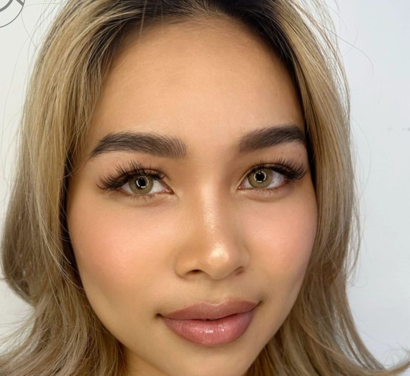 Blond kvinna med naturtrogna nano brows — hårstrå för hårstrå, Nipa Academys signaturresultat